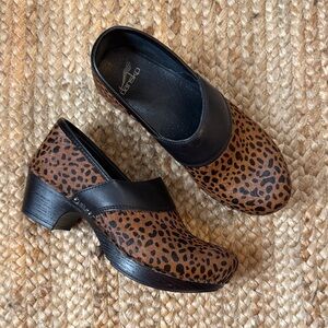 Dansko 38 Prima Leopard Cheetah Clogs Closed Back Shoes